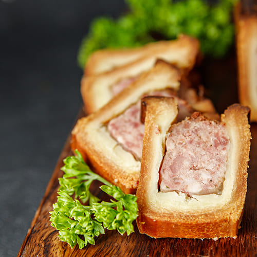 Pâté en croûte maison préparé avec des boyaux naturels et des épices de qualité